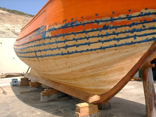 Cómo impermeabilizar el casco de una pequeña embarcación de madera